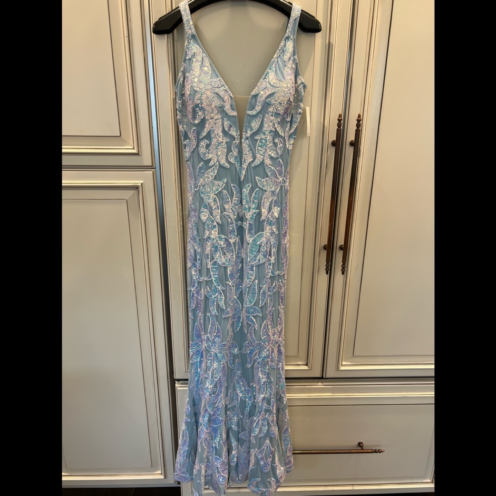 Jovani Iridescent Sequin V-Neck Sleeveless Gown size 4 NWT